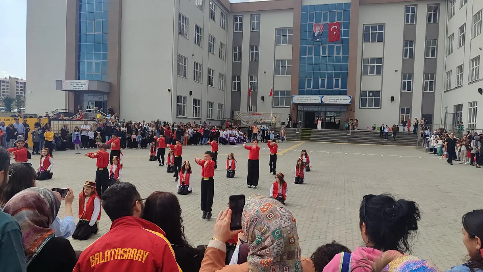 Kayseri'de o okuldaki 23 Nisan coşkusuna yağmur bile engel olamadı! Renkli görüntüler