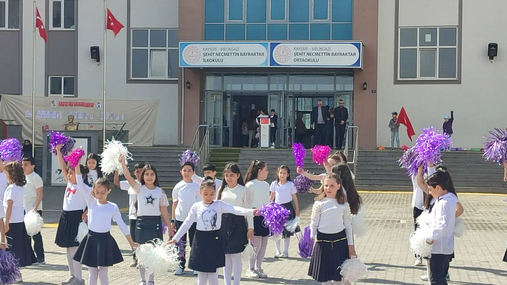 Kayseri'de o okuldaki 23 Nisan coşkusuna yağmur bile engel olamadı! Renkli görüntüler