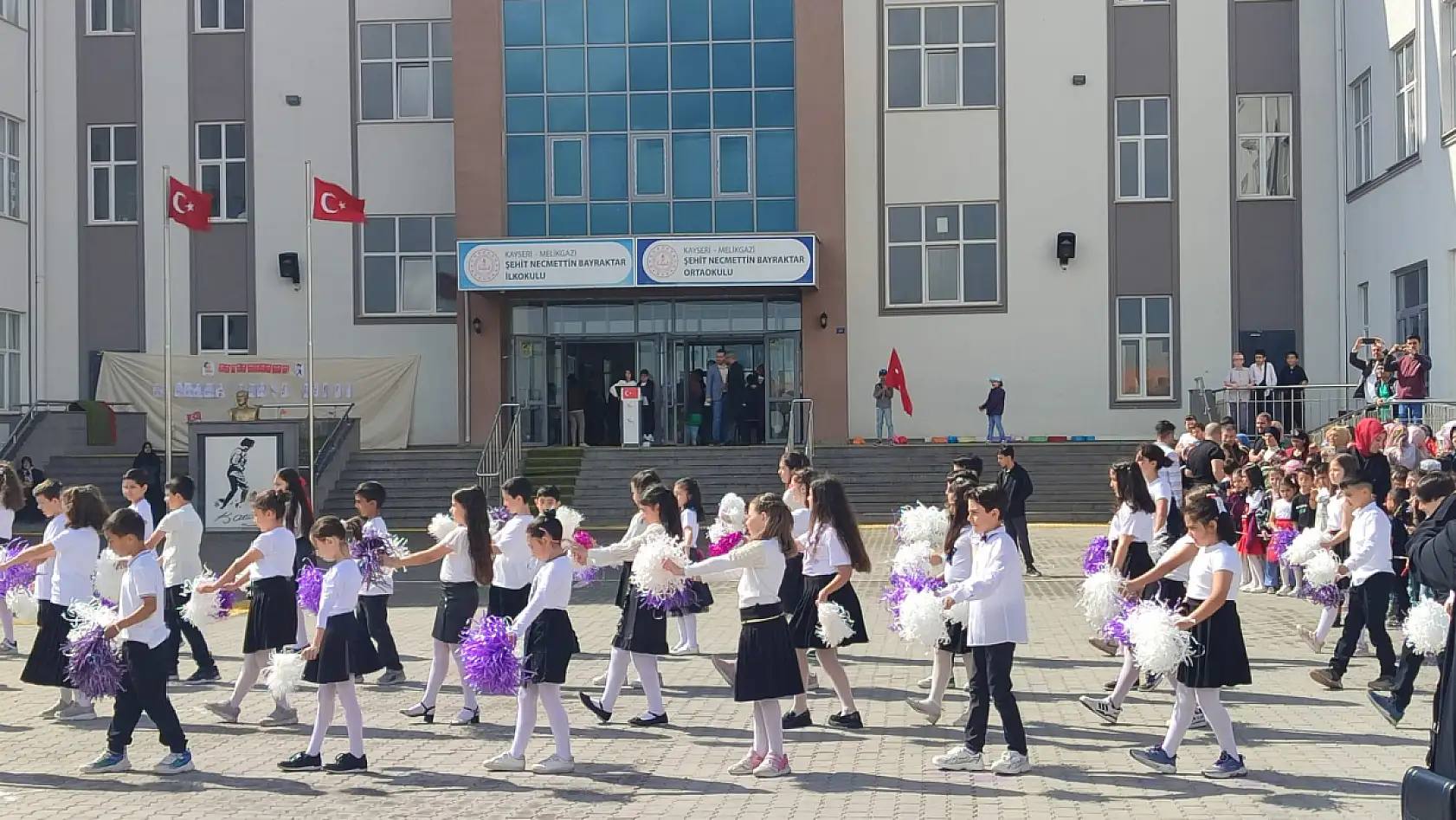 Kayseri'de o okuldaki 23 Nisan coşkusuna yağmur bile engel olamadı! Renkli görüntüler