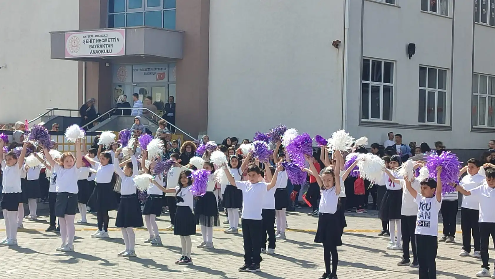 Kayseri'de o okuldaki 23 Nisan coşkusuna yağmur bile engel olamadı! Renkli görüntüler