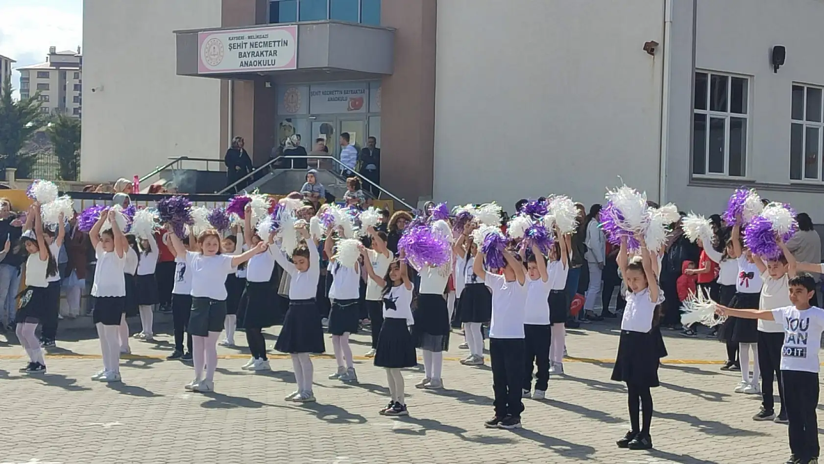 Kayseri'de o okuldaki 23 Nisan coşkusuna yağmur bile engel olamadı! Renkli görüntüler