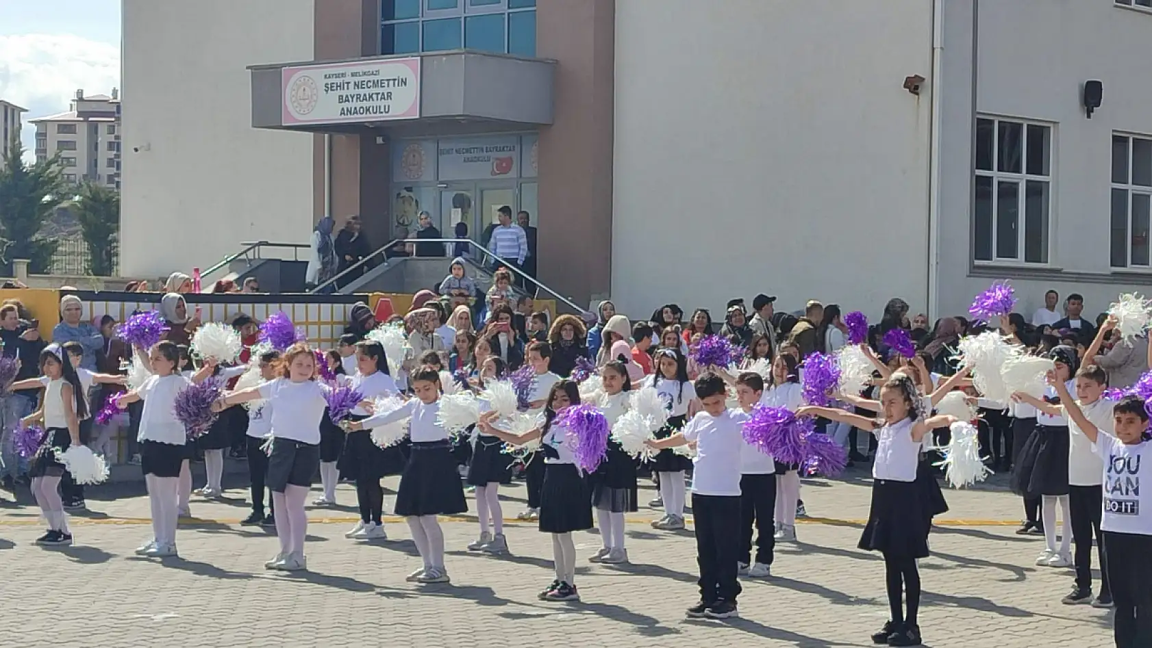 Kayseri'de o okuldaki 23 Nisan coşkusuna yağmur bile engel olamadı! Renkli görüntüler