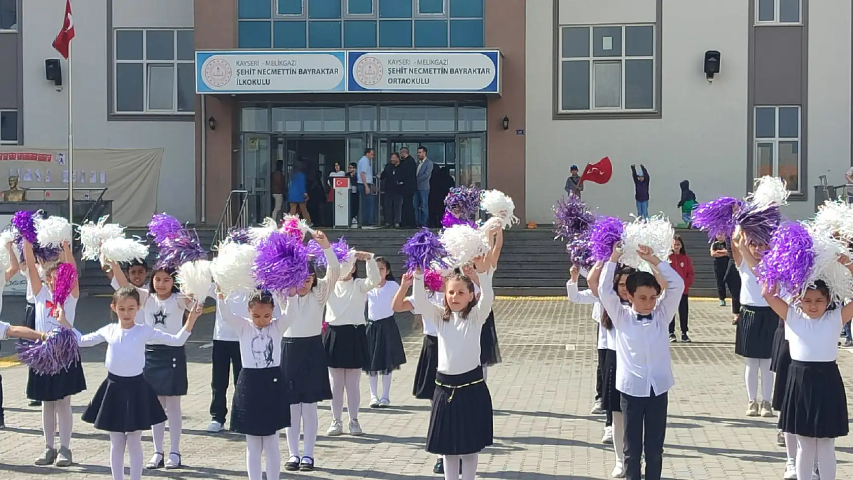 Kayseri'de o okuldaki 23 Nisan coşkusuna yağmur bile engel olamadı! Renkli görüntüler