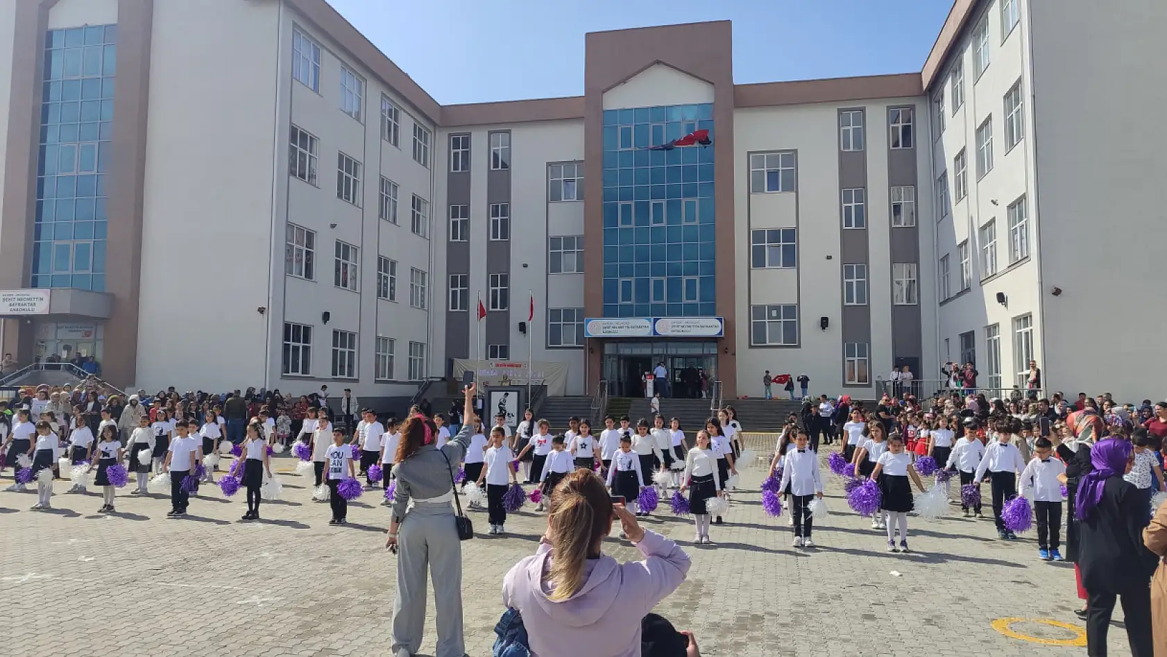 Kayseri'de o okuldaki 23 Nisan coşkusuna yağmur bile engel olamadı! Renkli görüntüler