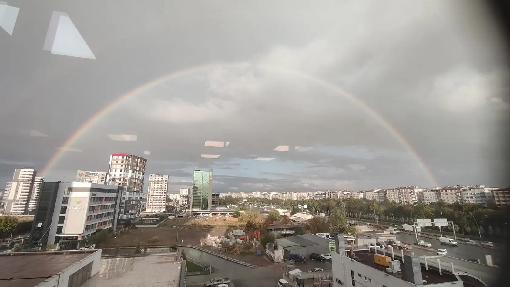 Kayseri'de etkili olan yağmurla birlikte şaşırtan görüntü