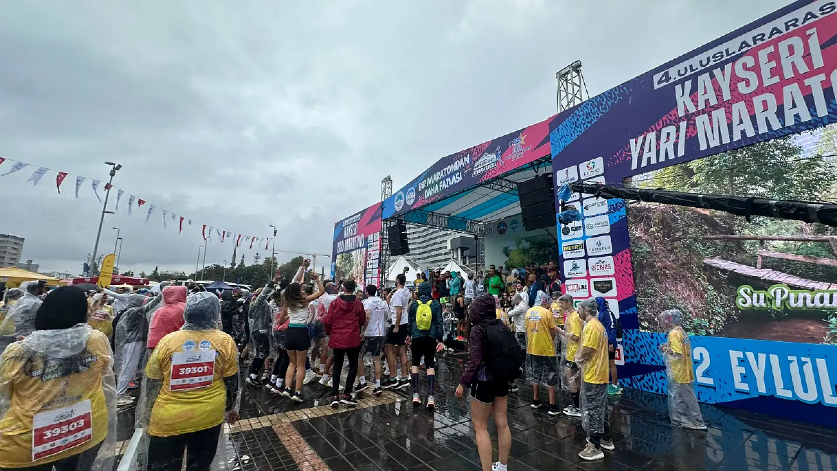 Kayseri'de yüzlerce insan yağmura aldırış etmeden toplandı! İşte sebebi