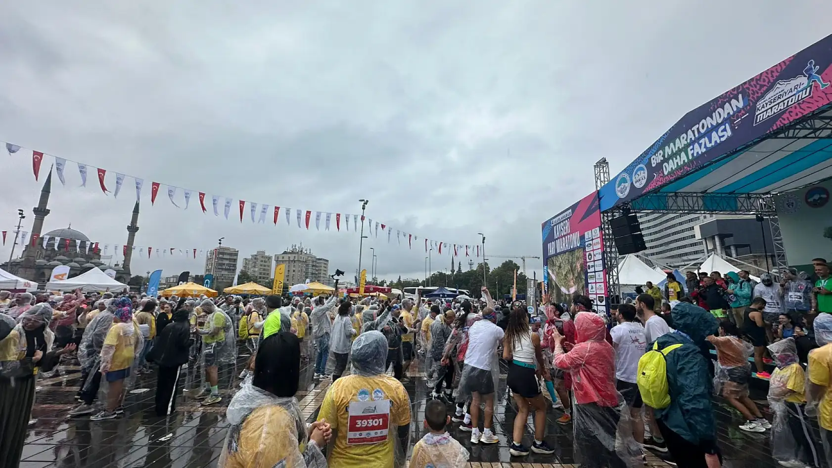 Kayseri'de yüzlerce insan yağmura aldırış etmeden toplandı! İşte sebebi