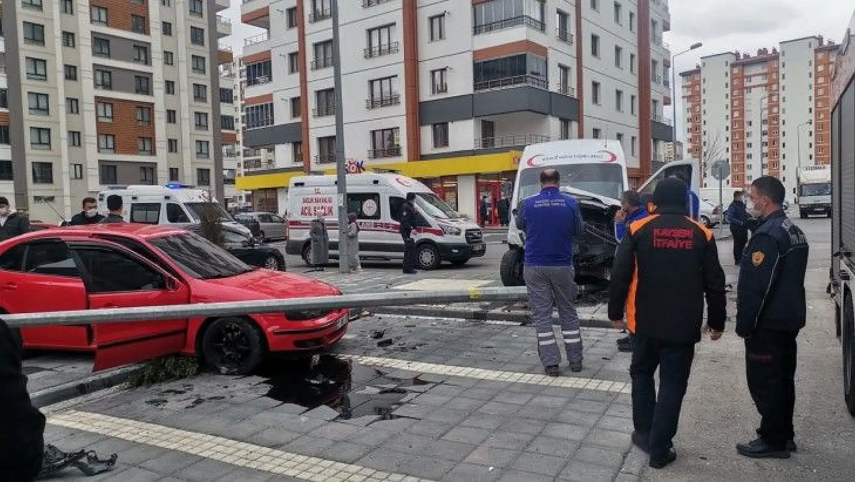 Diyaliz hastalarını taşıyan minibüs ile otomobil çarpıştı: 3 yaralı