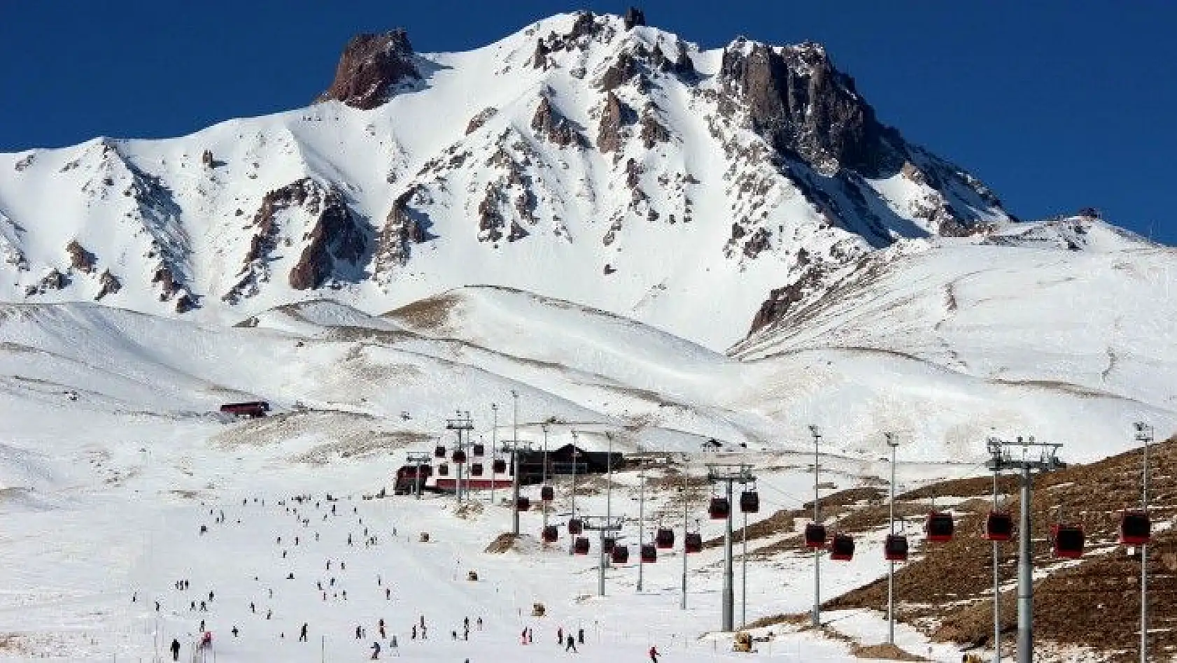 Erciyes'te Meksikalı, Brezilyalı, ve Kolombiyalı turistler kayak yapacak