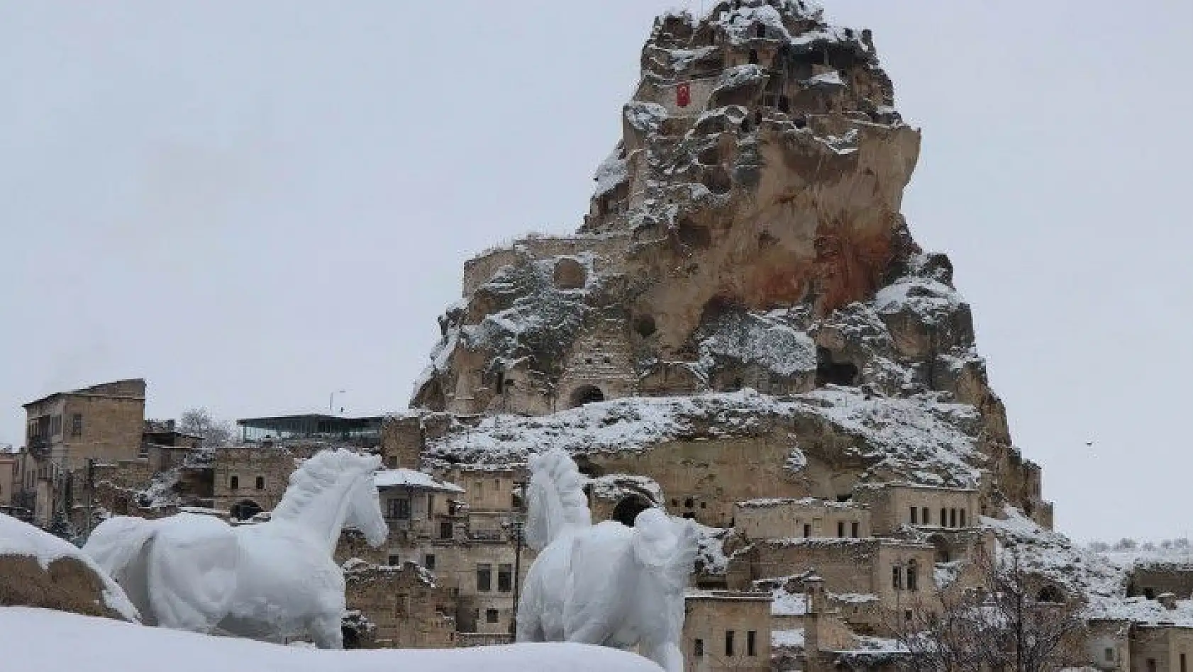 Kapadokya'da mevsimsel farklılık aynı noktadan çekilen fotoğrafa yansıdı