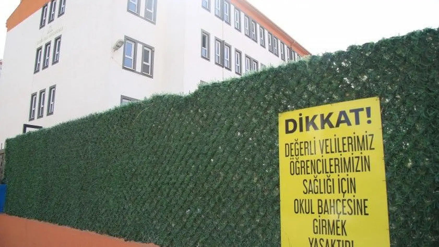 Kayseri'de artan koronavirüs vakalarından dolayı 3 okulda 10 gün süreyle eğitime ara verildi.