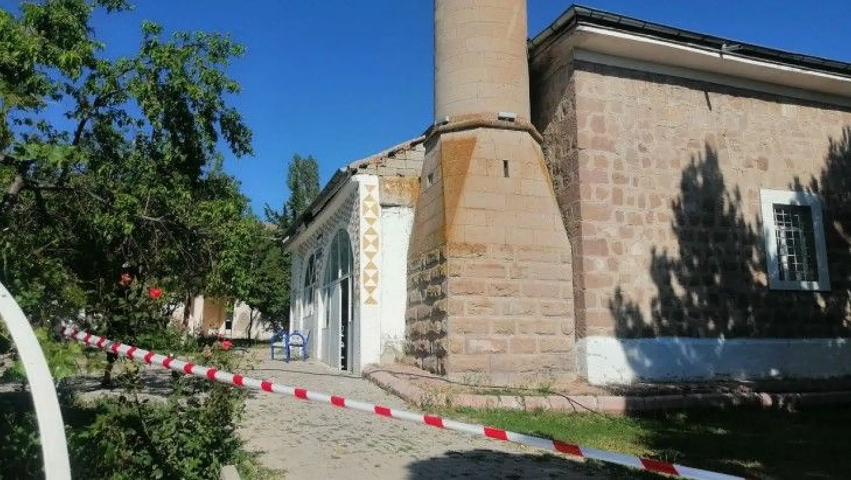 Kayseri'deki depremde hasar gören cami ibadete kapatıldı