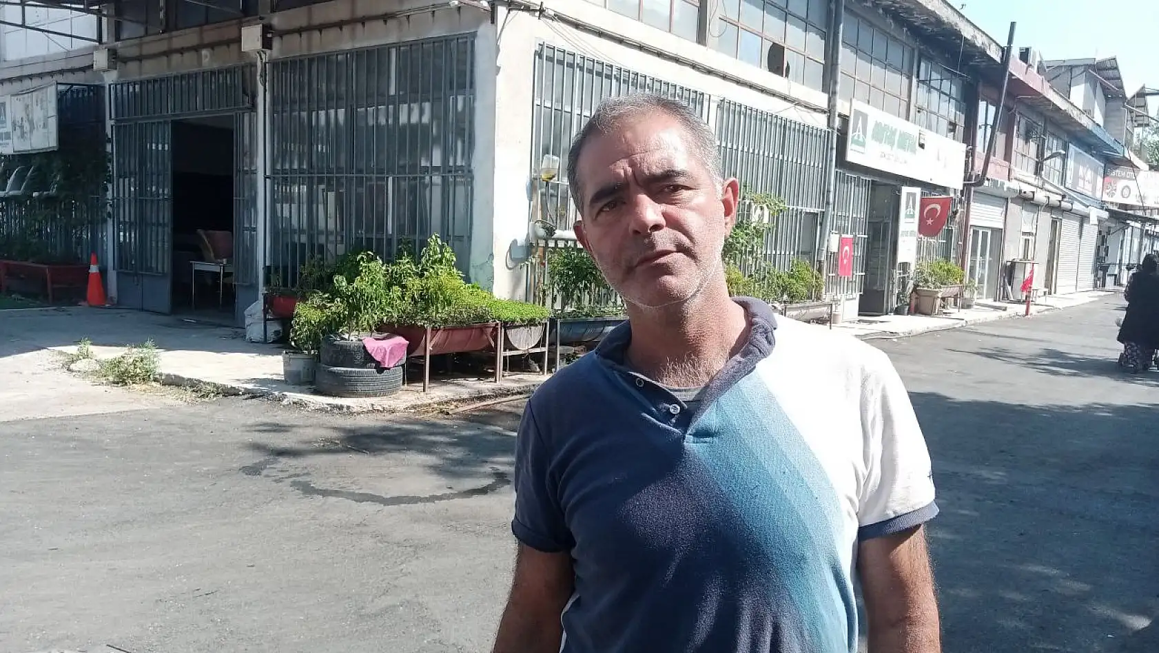 Kiralık ev bulamadı, çareyi dükkana yerleşmekte buldu