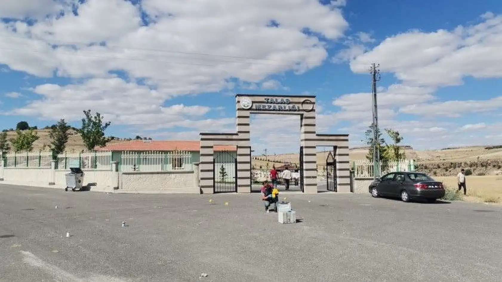 Mezarlık önünde silahlı kavga!