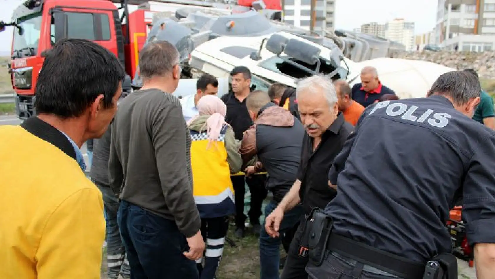 Mikserde sıkışan sürücü için seferber oldular