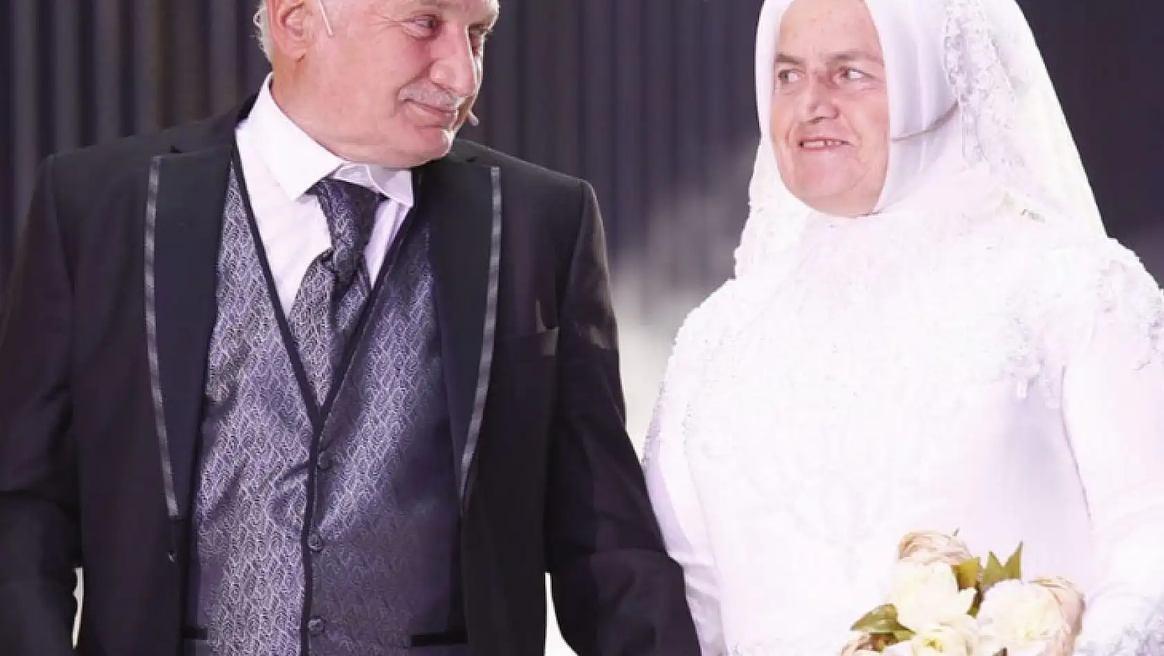 64 yaşındaki Kadriye teyze ilk kez gelinlik giydi