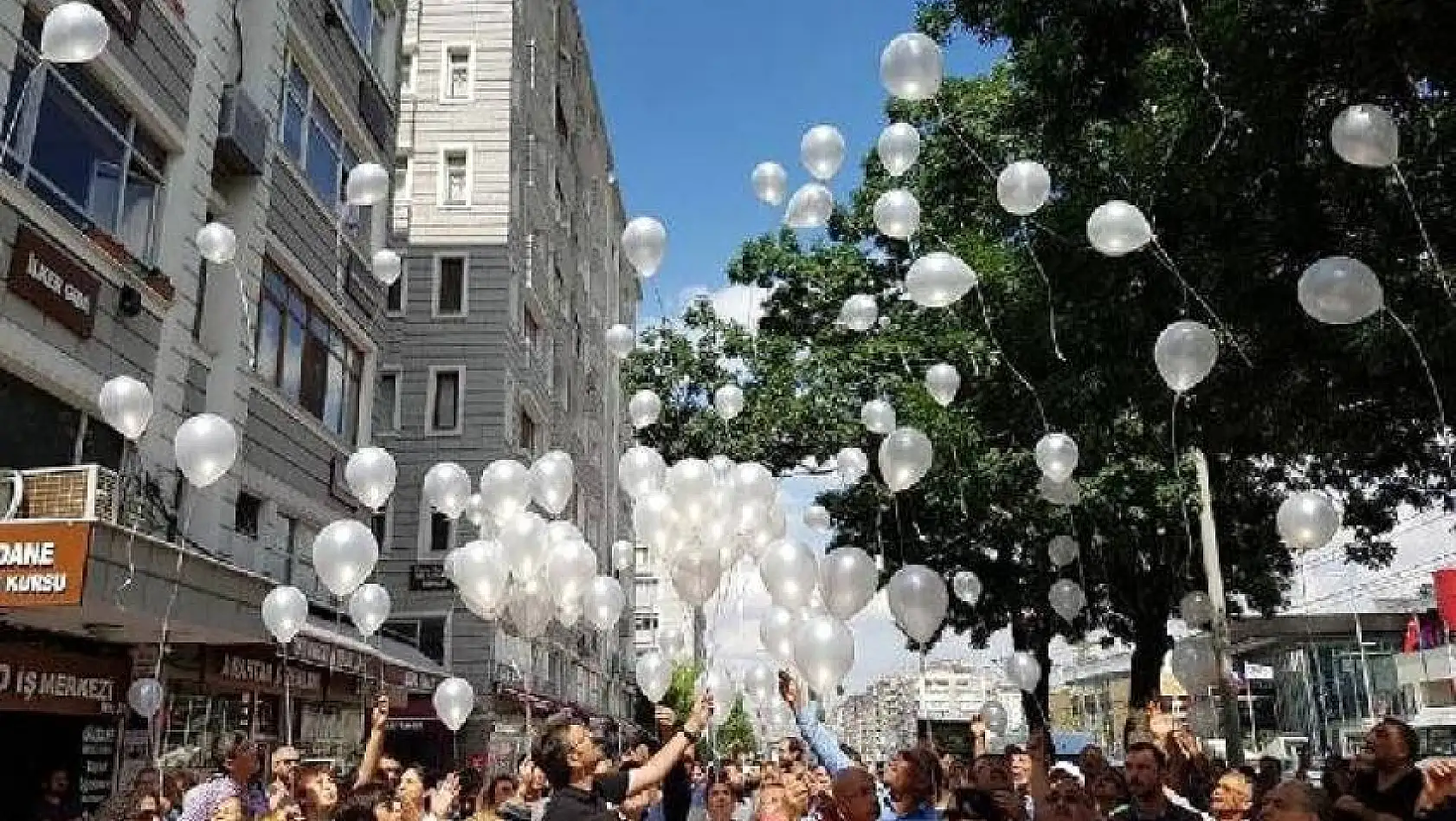 Açlık grevlerinin 100'üncü  gününde gökyüzüne 100 balon bıraktı