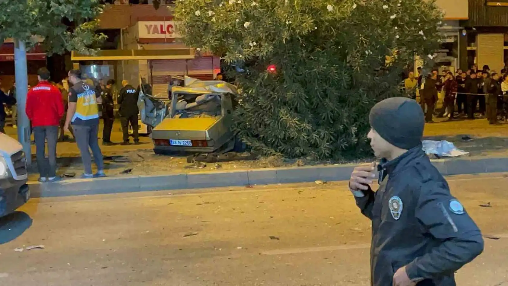 Adana'da ağaca çarpan otomobil ikiye bölündü: 3 ölü, 2 yaralı