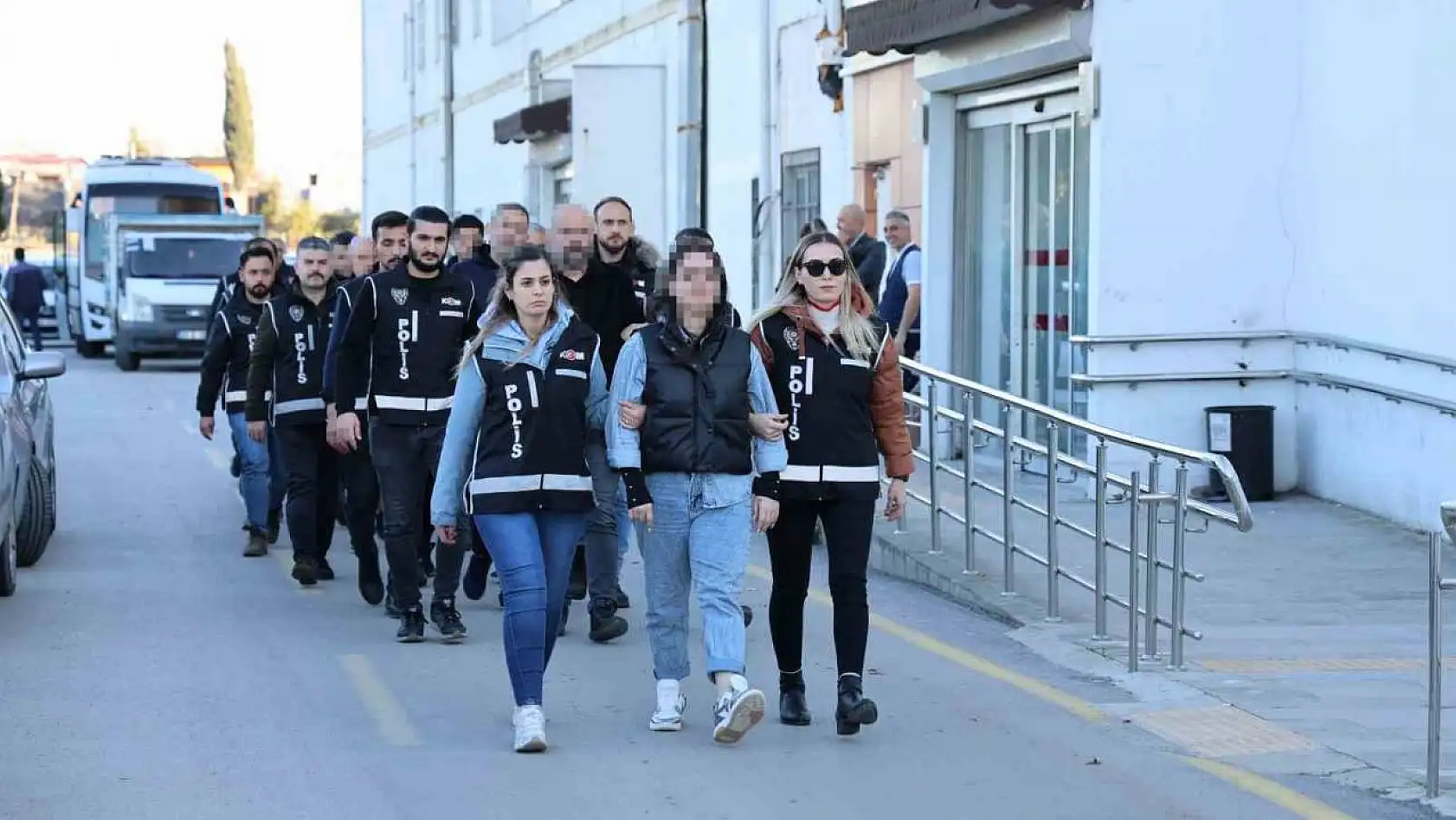 Adana'da belediyeye yapılan rüşvet operasyonun yakalananlar sağlık kontrolünden geçirildi