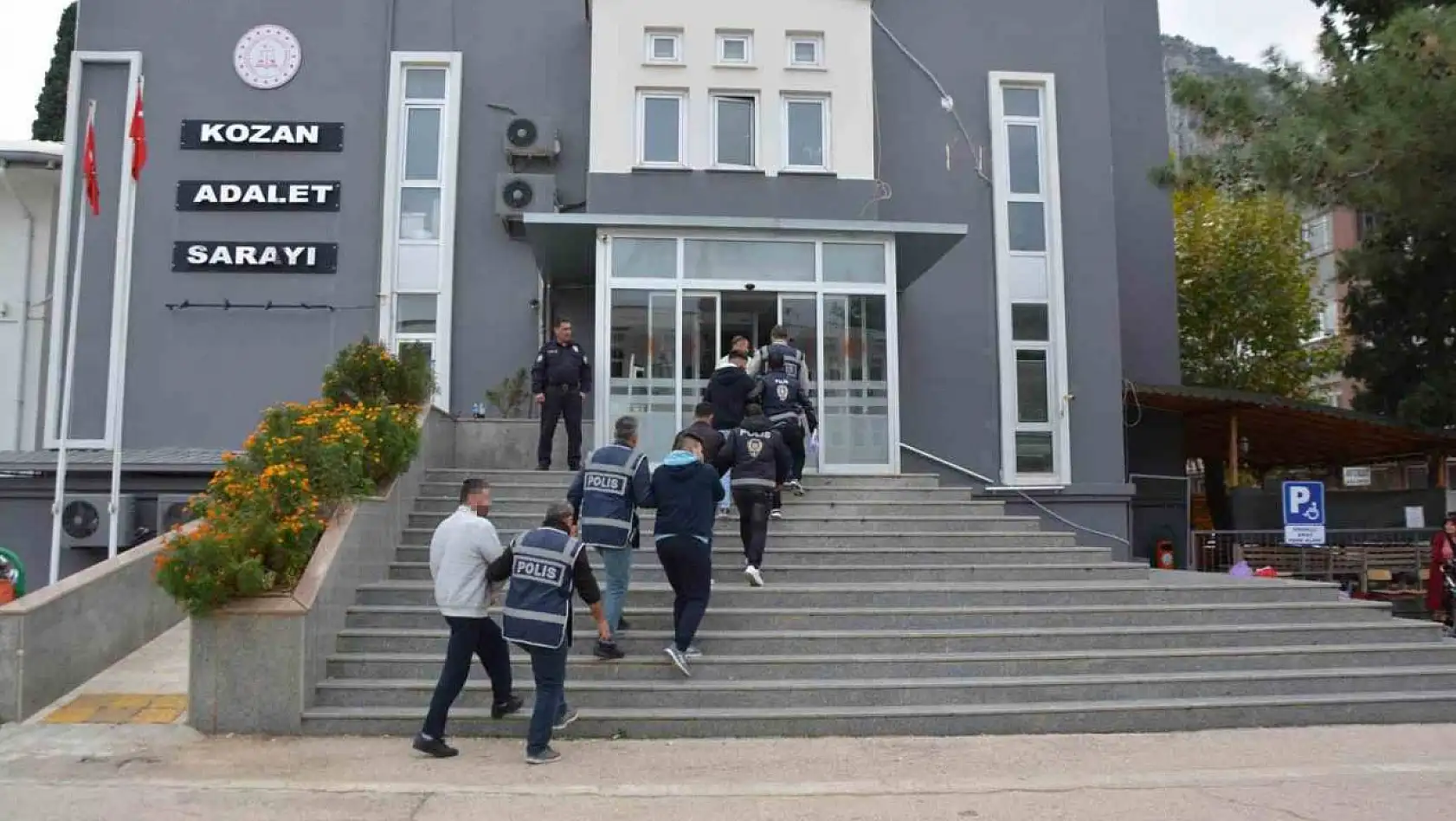 Adana'da bir gencin vurulduğu 'Ne bakıyorsun?' kavgasında 3 kişi tutuklandı
