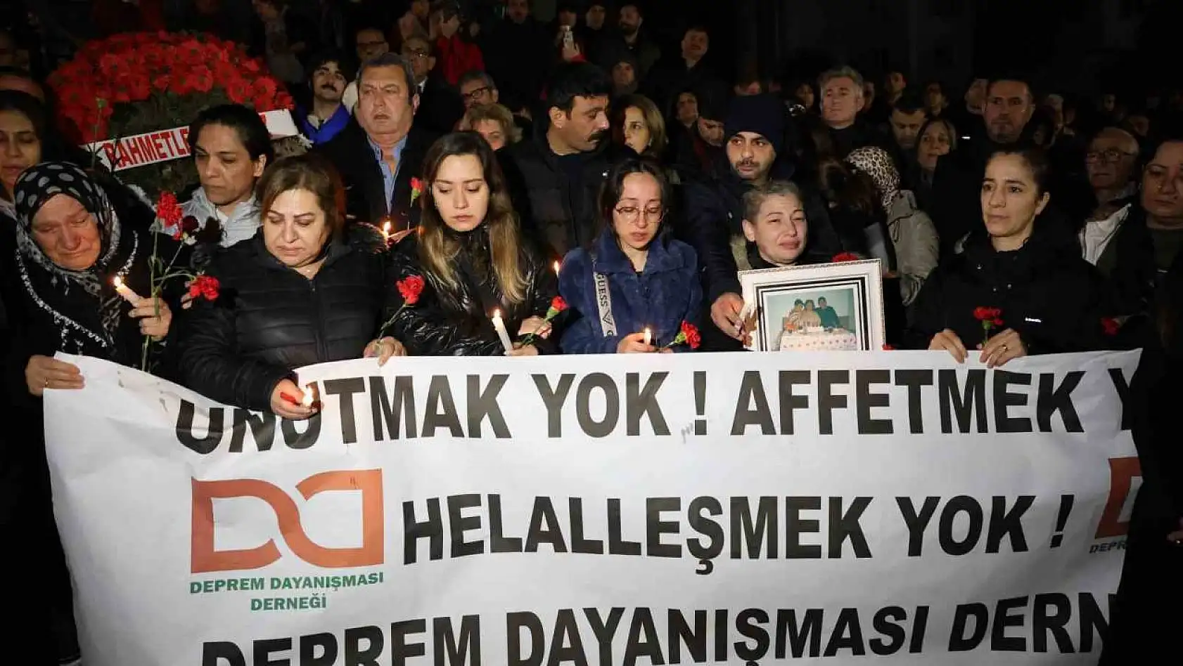 Adana'da depremin yıl dönümde gözyaşları sel oldu