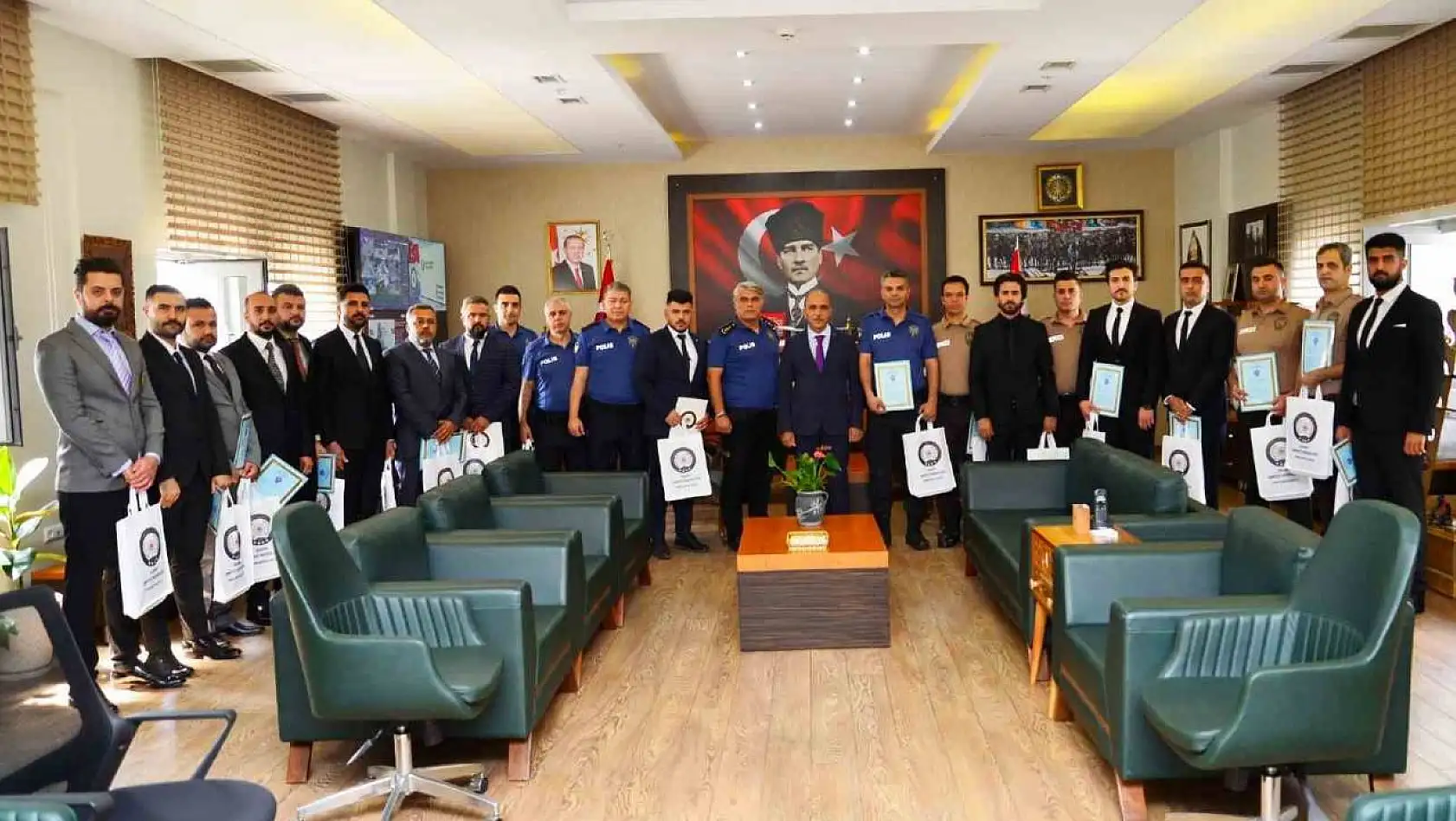 Adana'da el bombası ele geçiren polis ve bekçilere 'Üstün Başarı' belgesi verildi