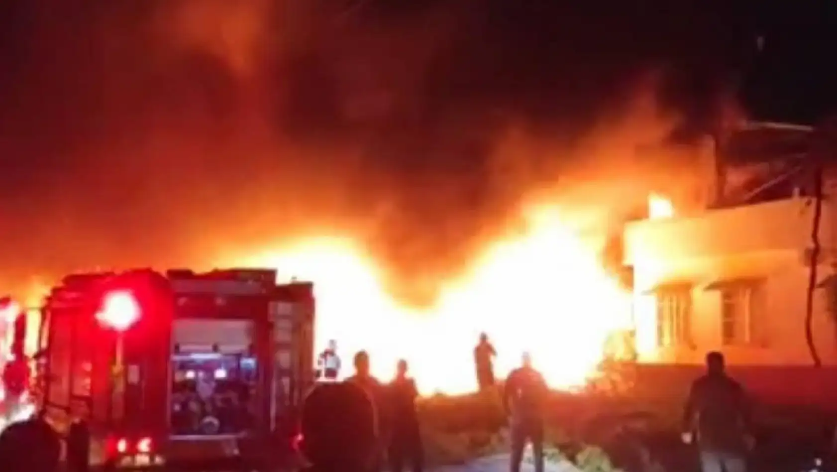 Adana'da hurda deposunda yangın