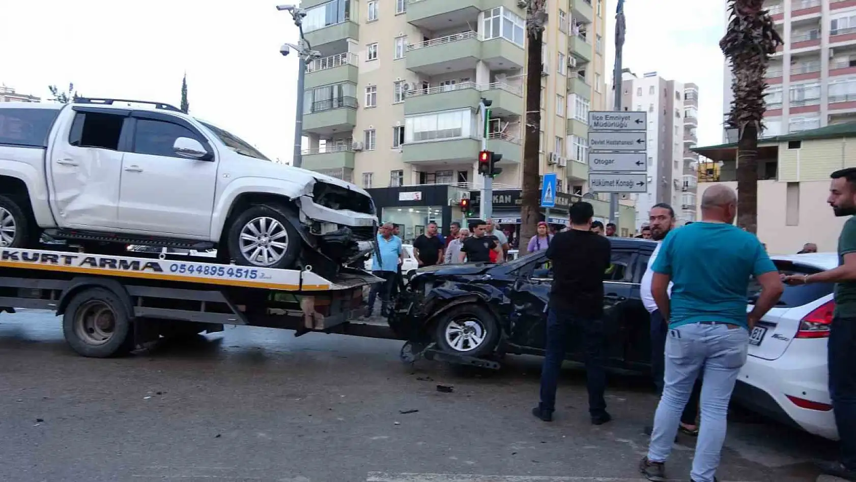 Adana'da kavşakta kaza: 3 araç hasar gördü, 2 sürücü yaralandı