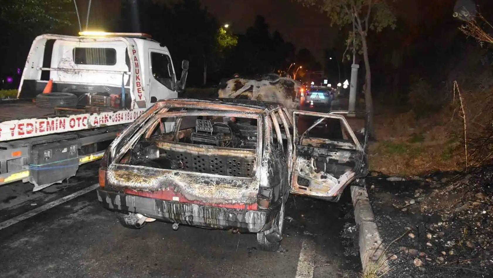 Adana'da otomobil alev alev yandı