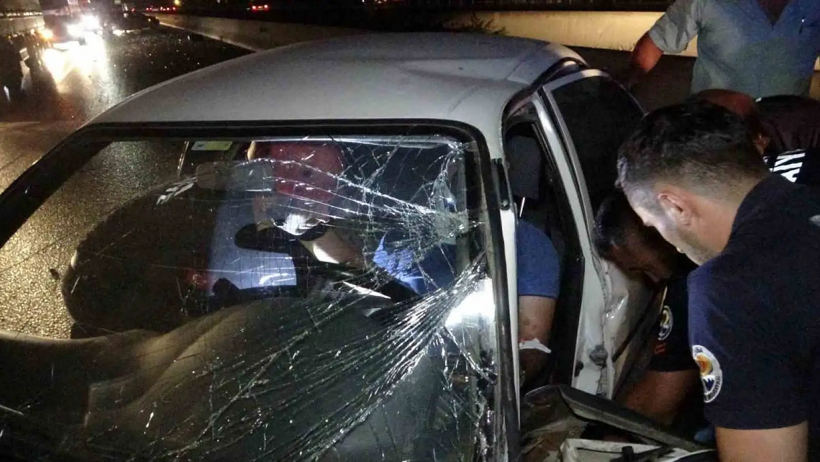 Adana'da otoyolda otomobiller çarpıştı, sıkışan sürücüyü itfaiye kurtardı