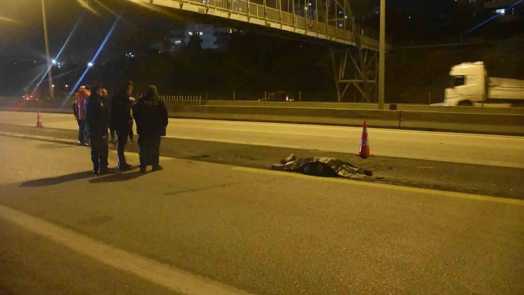 Adana'da otoyolda tırın çarptığı kadın öldü