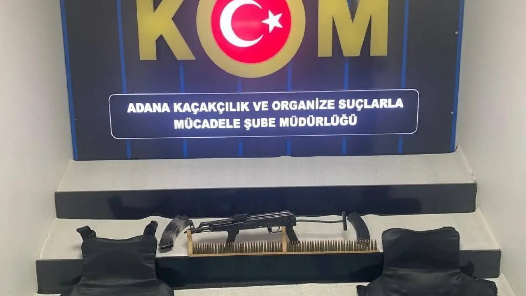 Adana'da polis evde uzun namlulu silah ve çelik yelek ele geçirdi