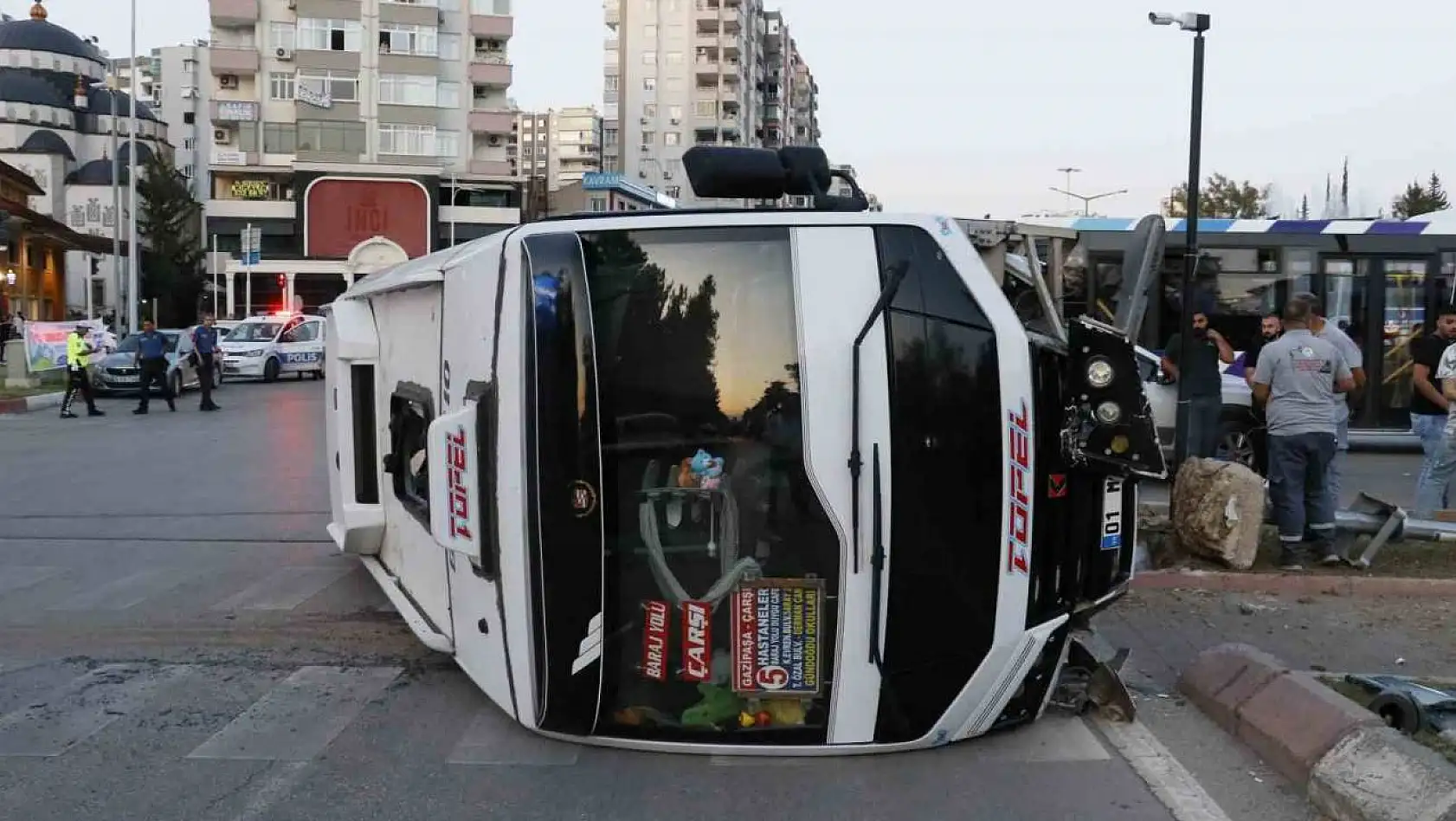 Adana'da sinyalizasyon direğine çarpan yolcu minibüsü devrildi: 3 yaralı