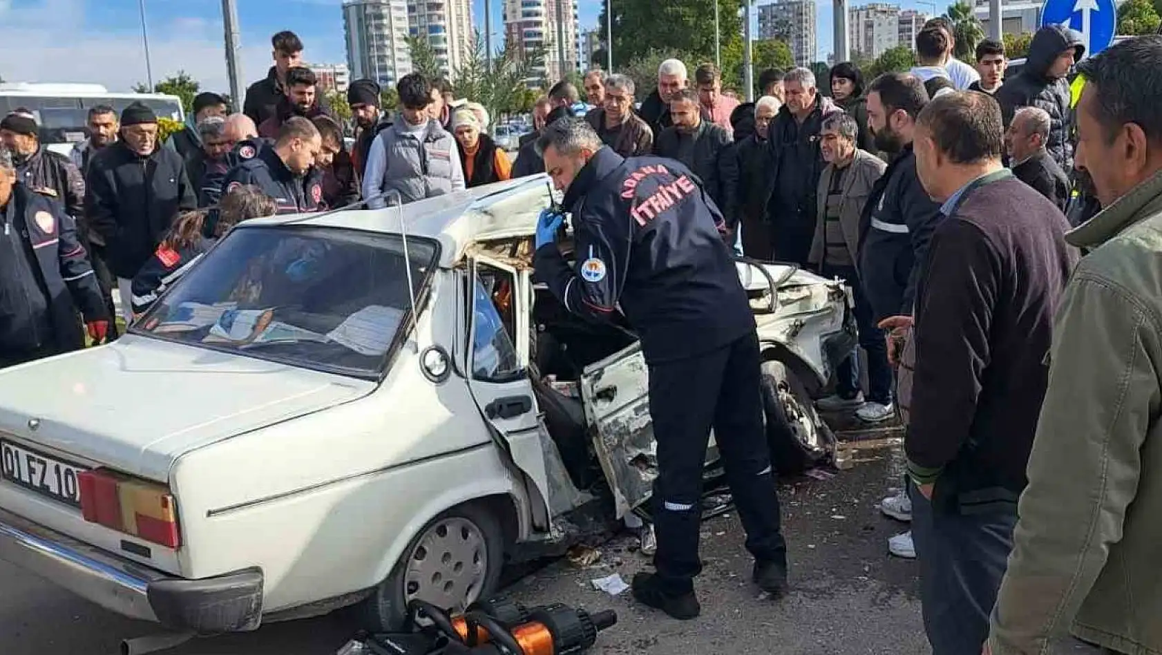 Adana'da Tofaş marka otomobil ile midibüs çarpıştı: 9 yaralı