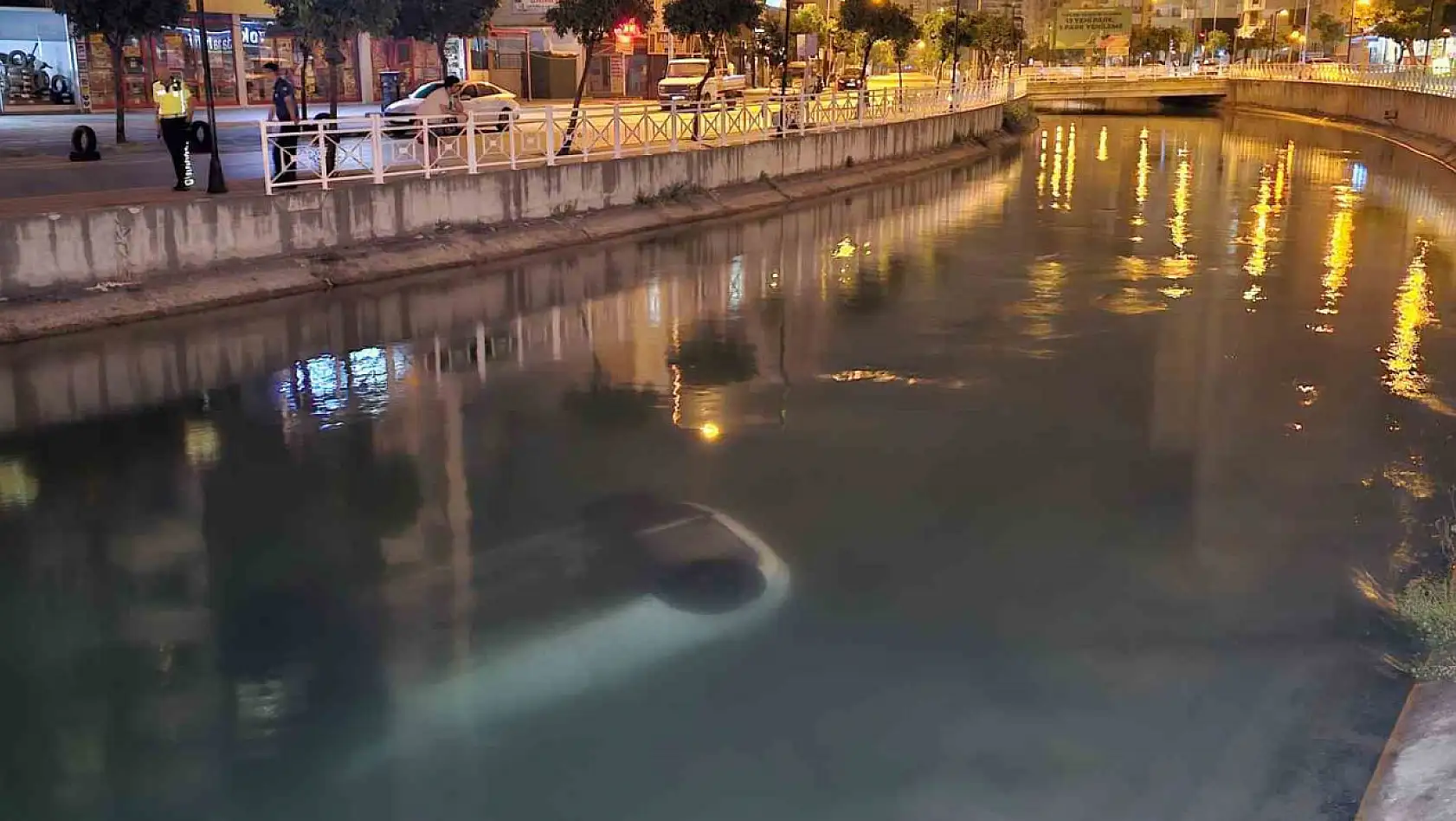 Adana'da virajı alamayan otomobil sulama kanalı düştü: 3 yaralı