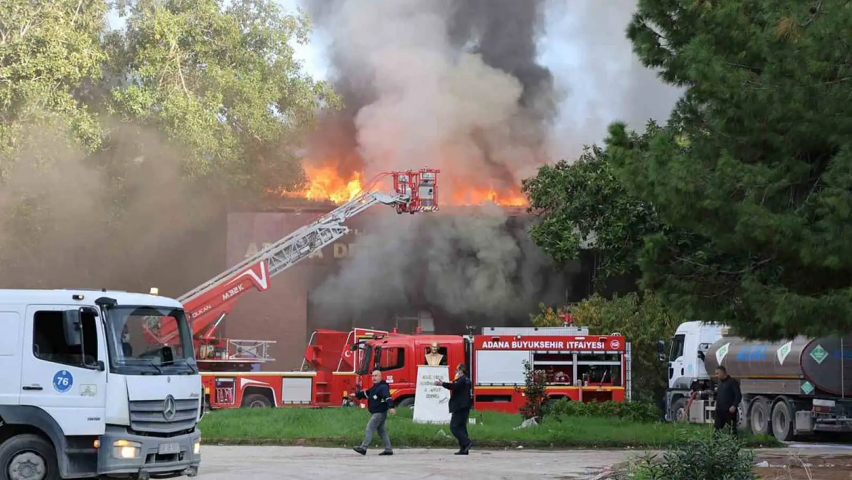 Adana'daki hastane yangını sürüyor: Tüm bina alevlere teslim oldu