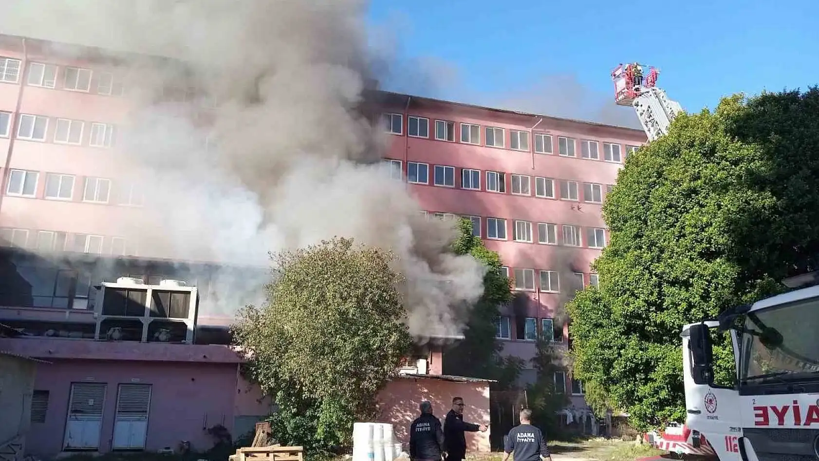 Adana'daki yangın devam ediyor, işçiler kurtarıldı