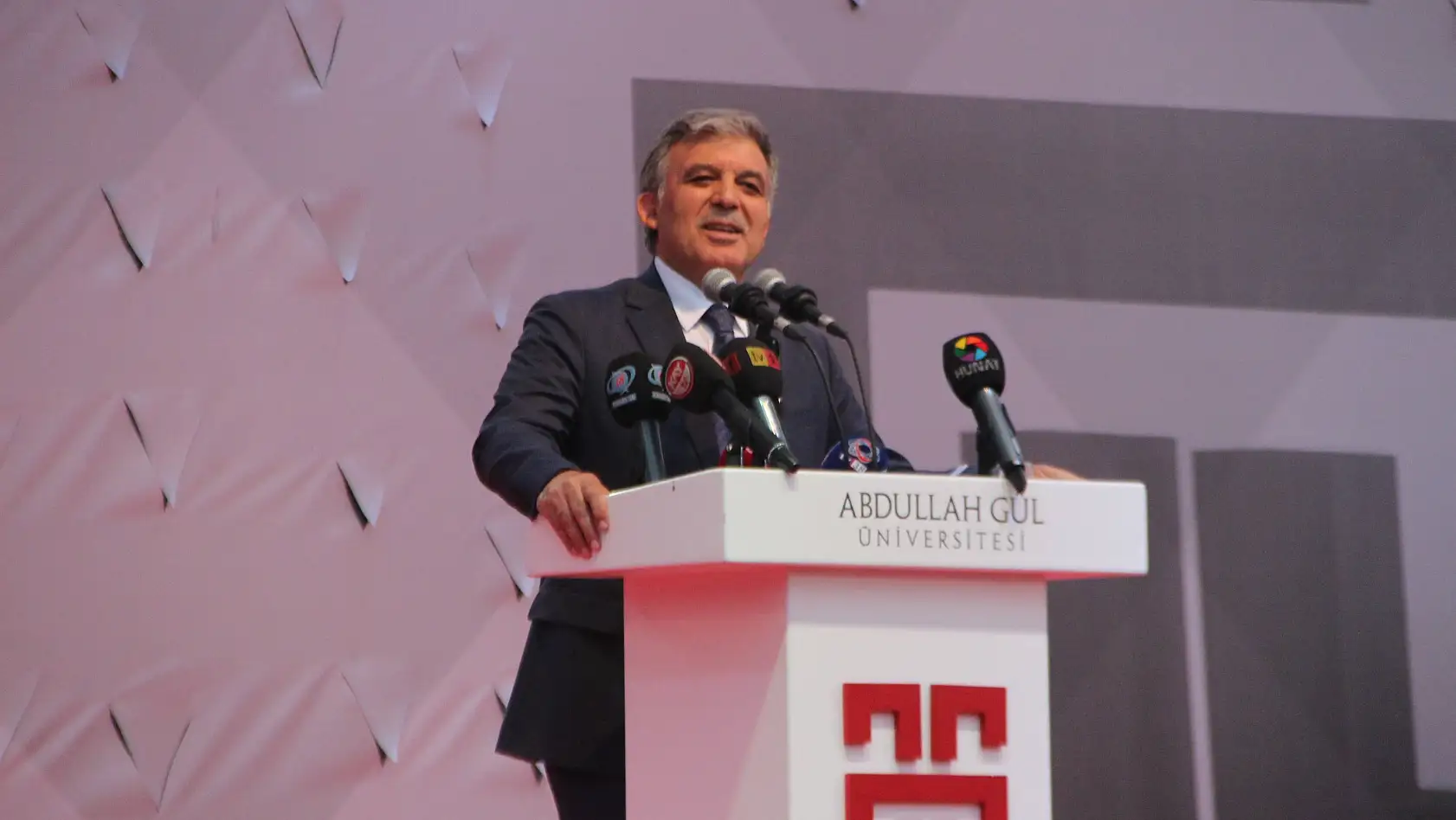 Abdullah Gül: 'İyi insan olun ve yaptığınız işler insanlığa hizmet etsin'