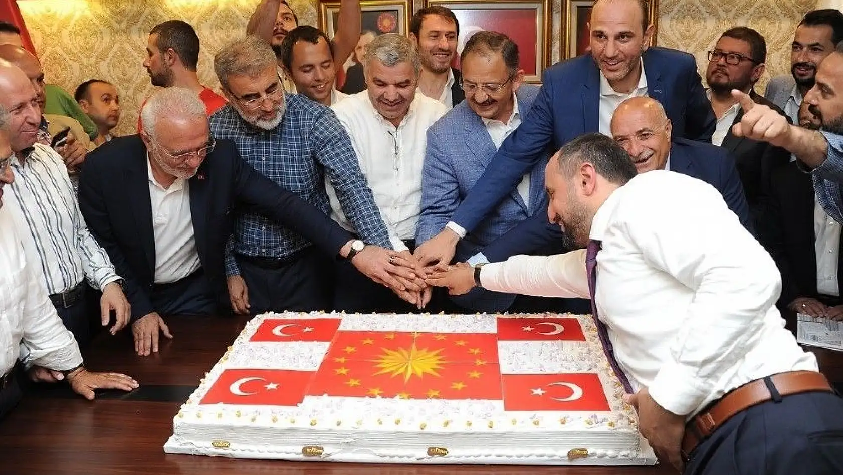 AK Parti Kayseri İl Başkanlığı'nda Cumhurbaşkanlığı forsu bulunan pastayla kutlama yapıldı
