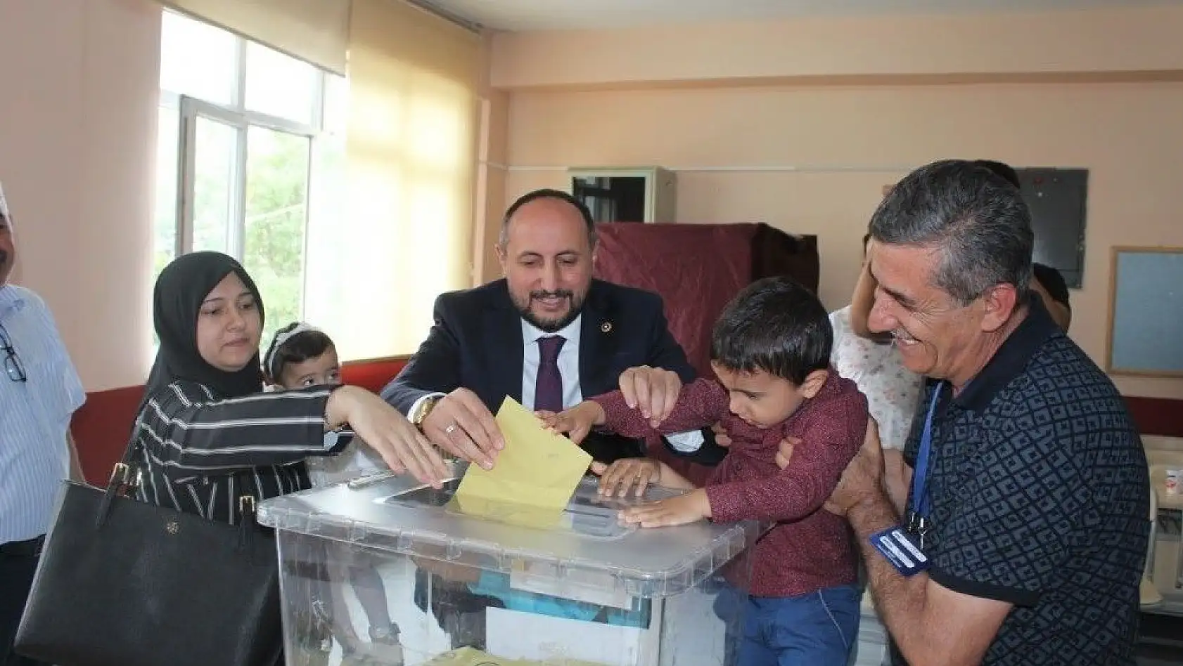 AK Parti Milletvekili adayı Karayel, oyunu ailesiyle birlikte kullandı
