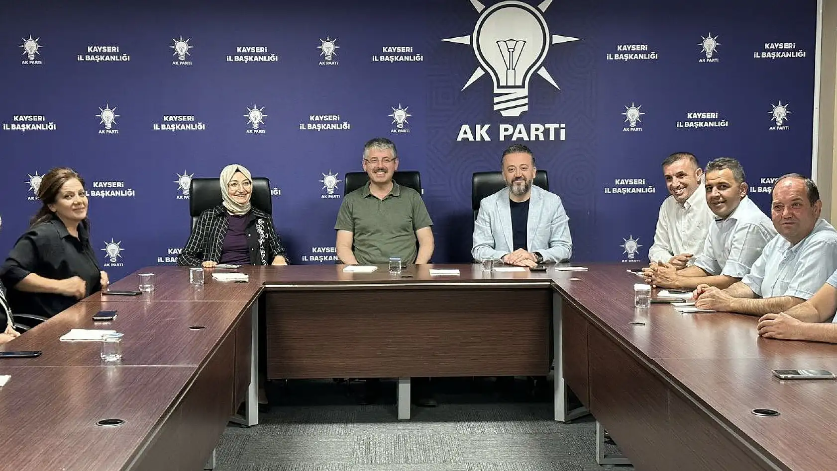AK Partililer neye gülüyor?