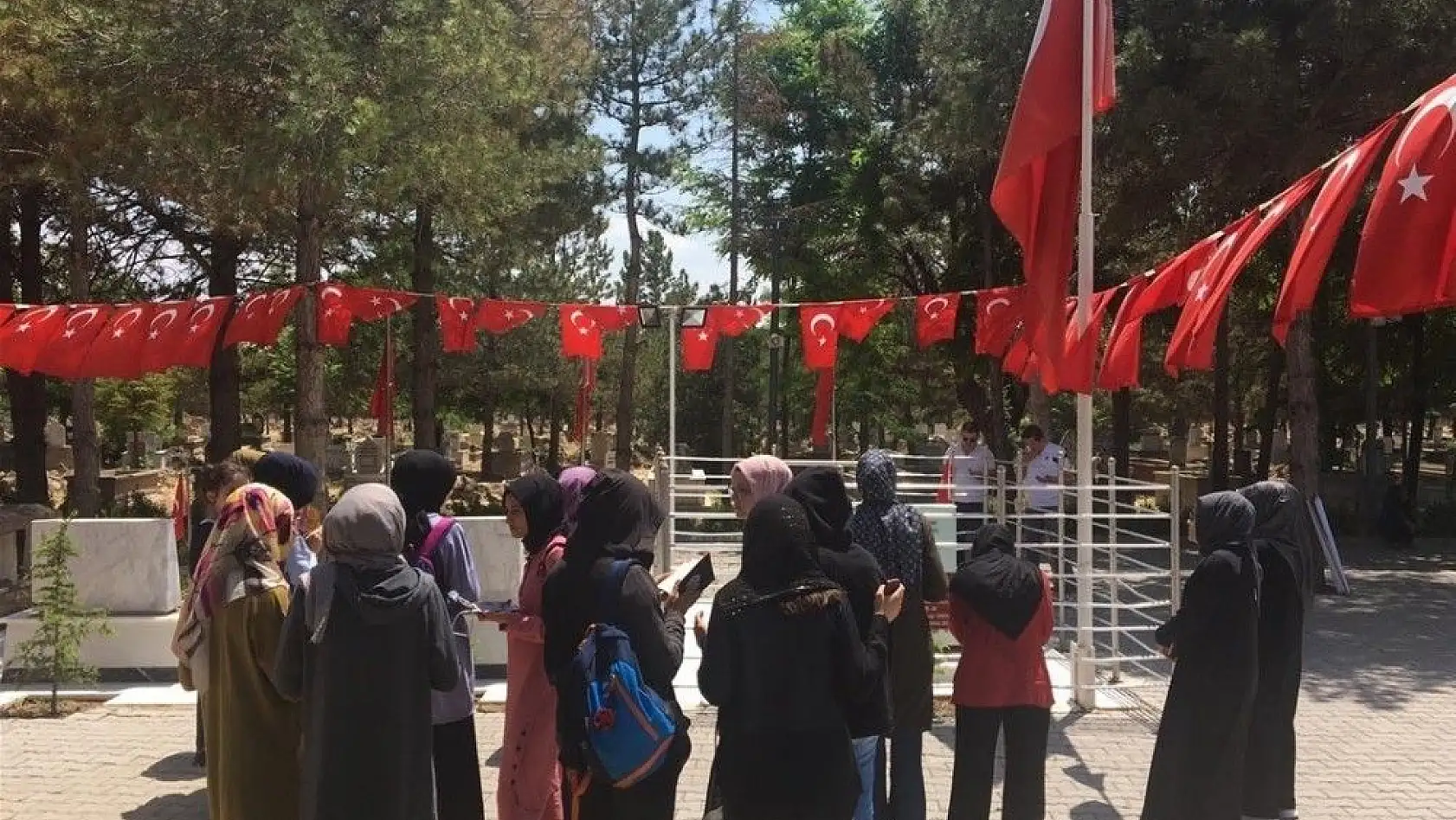 Ali Rıza Özderici öğrencileri şehit Ömer Halis Demir'in kabrini ziyaret etti
