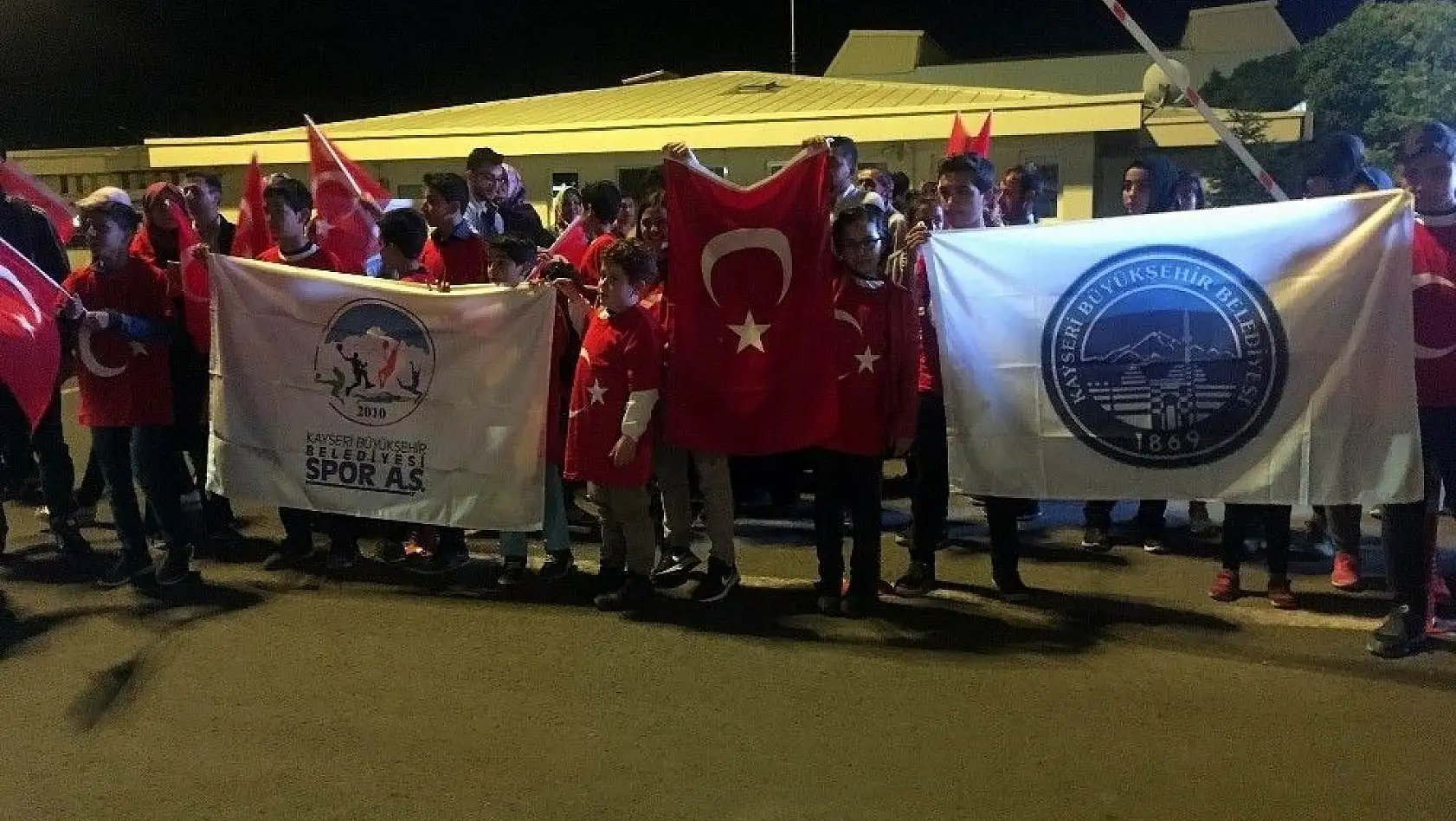 Avrupa Şampiyonu memleketinde Türk Bayraklarıyla karşılandı
