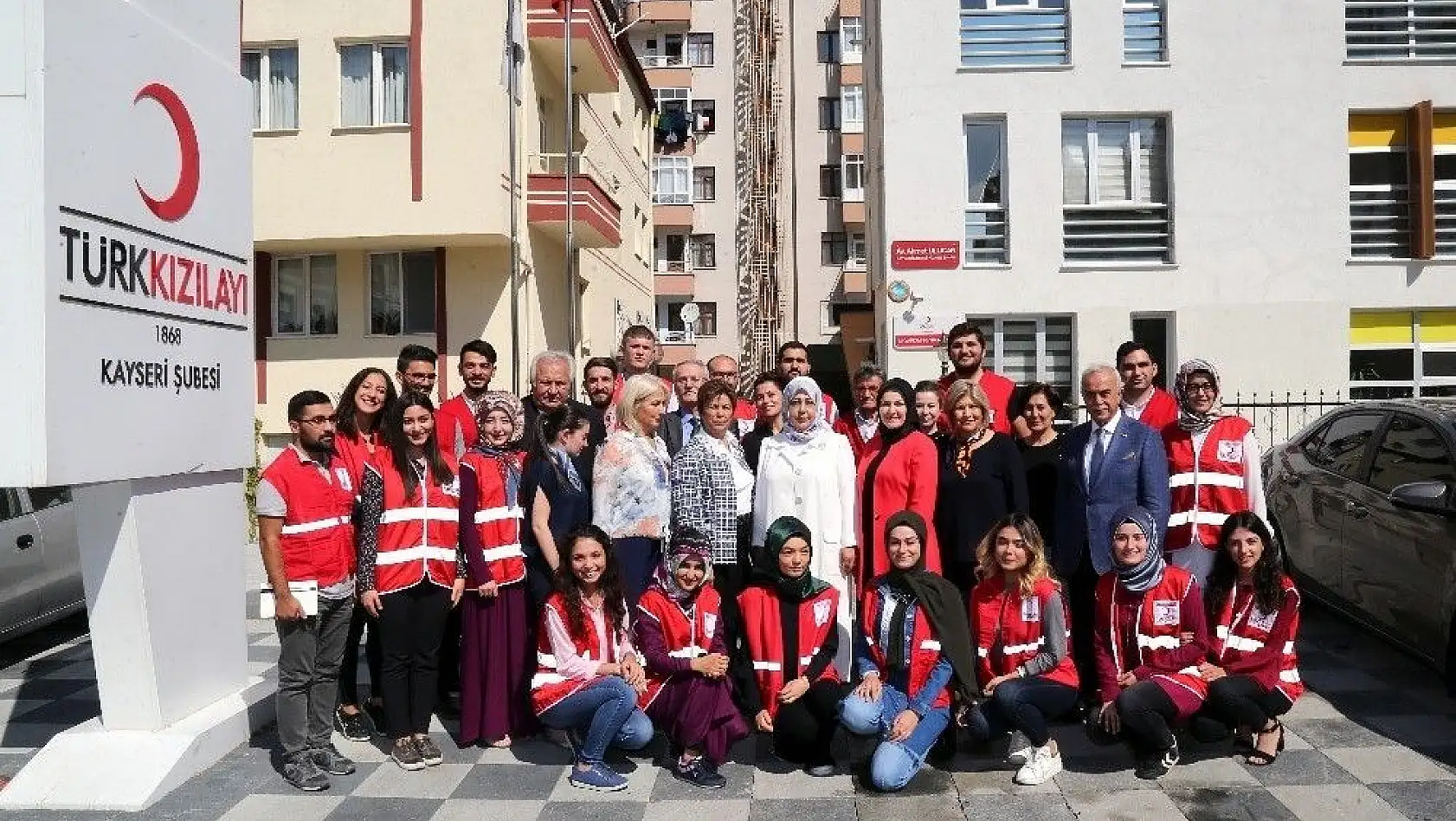 Ayşe Kamçı'dan Türk Kızılayı Kayseri Şubesine Ziyaret