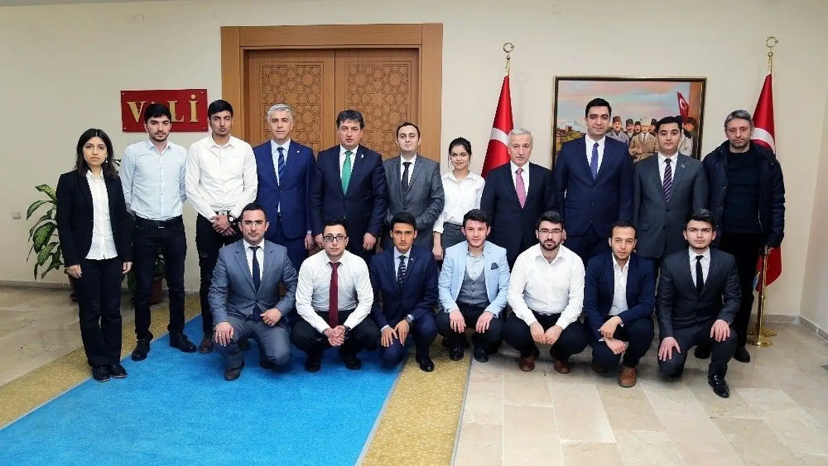 Azerbaycanlı Öğrencilerden Vali Kamçı'ya Ziyaret