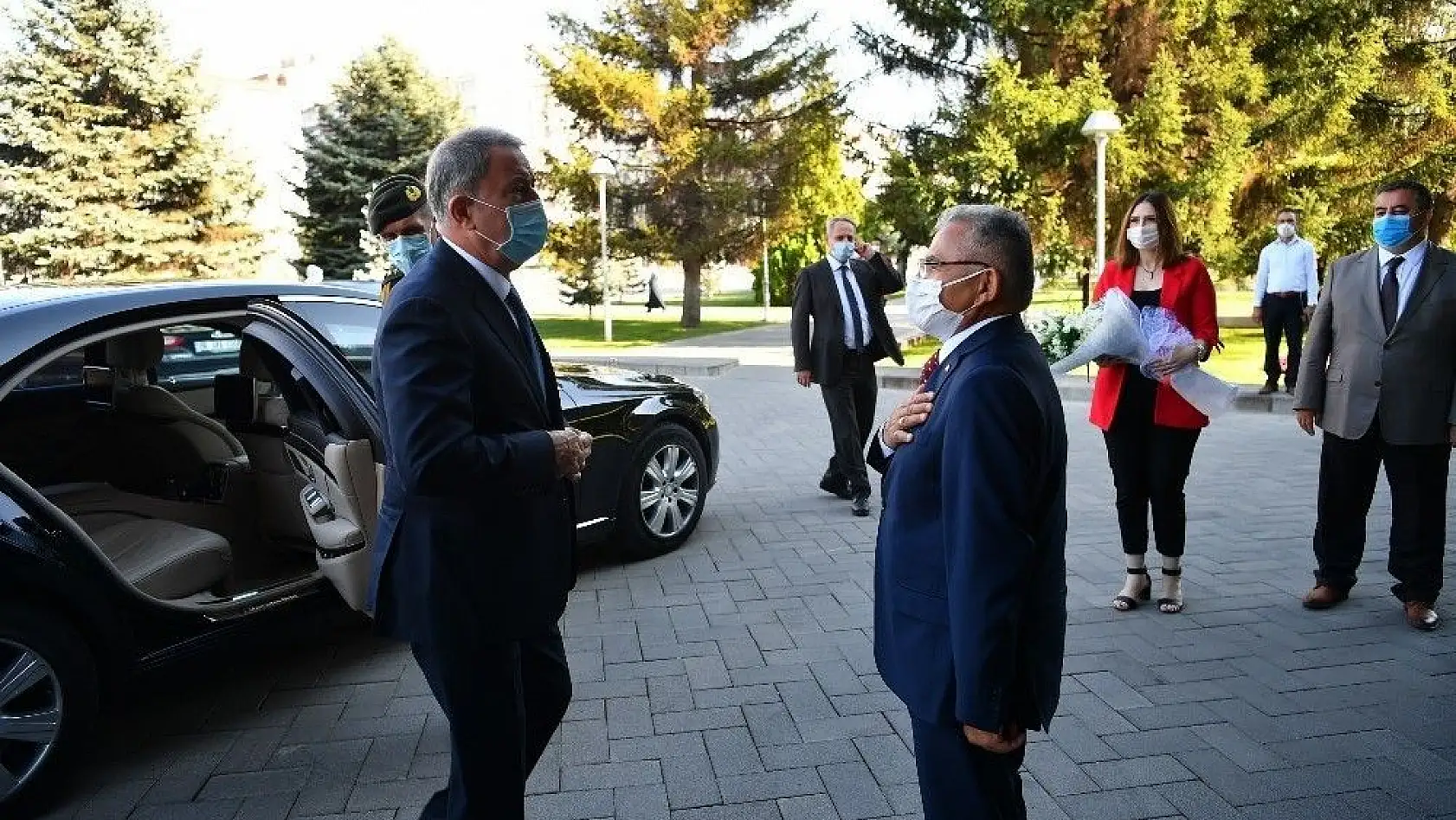 Bakan Akar Kayseri Büyükşehir Belediyesi'ni ziyaret etti