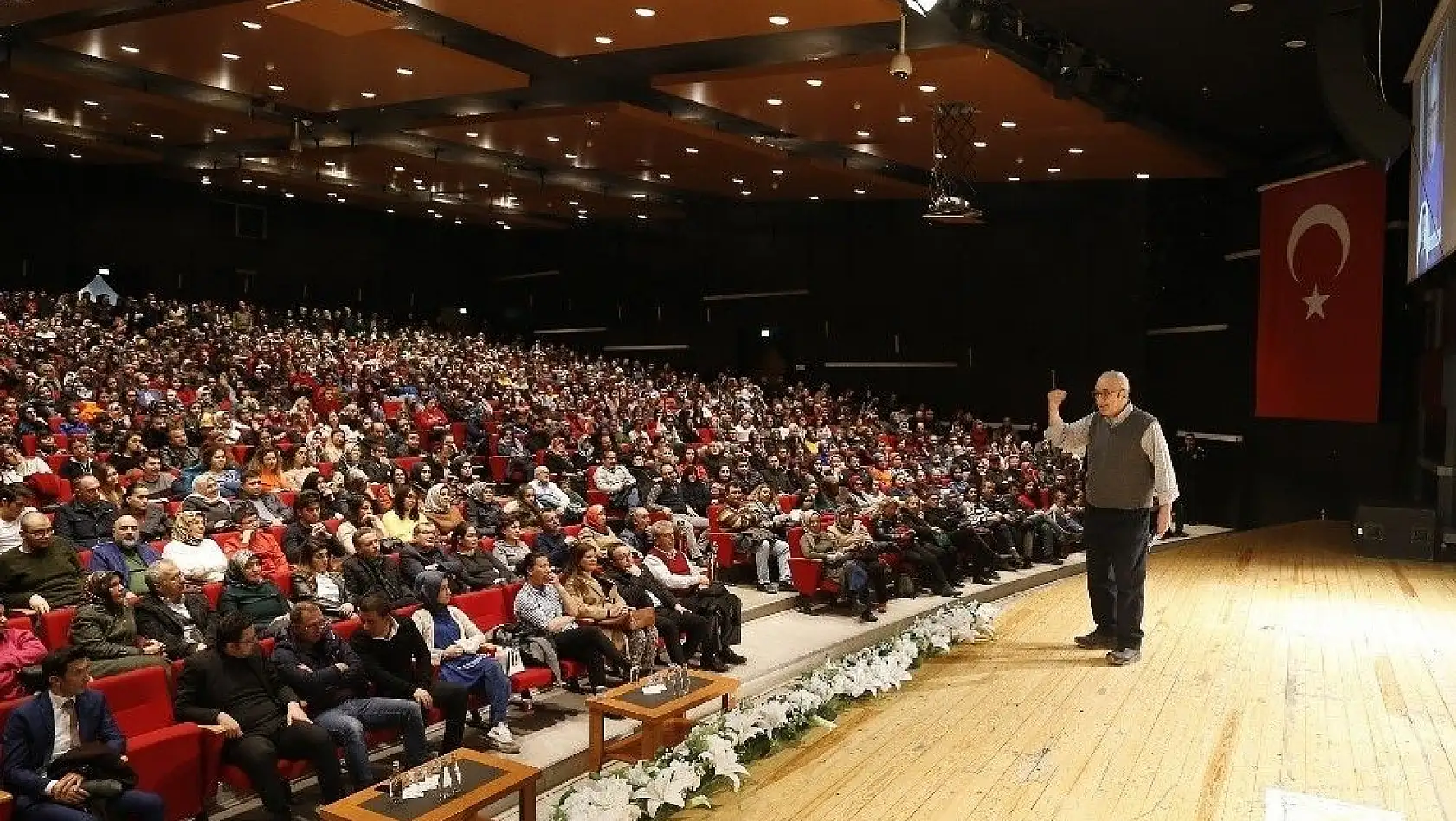 'Başarıya Götüren Aile' Söyleşisine Prof. Dr. Cüceloğlu katıldı