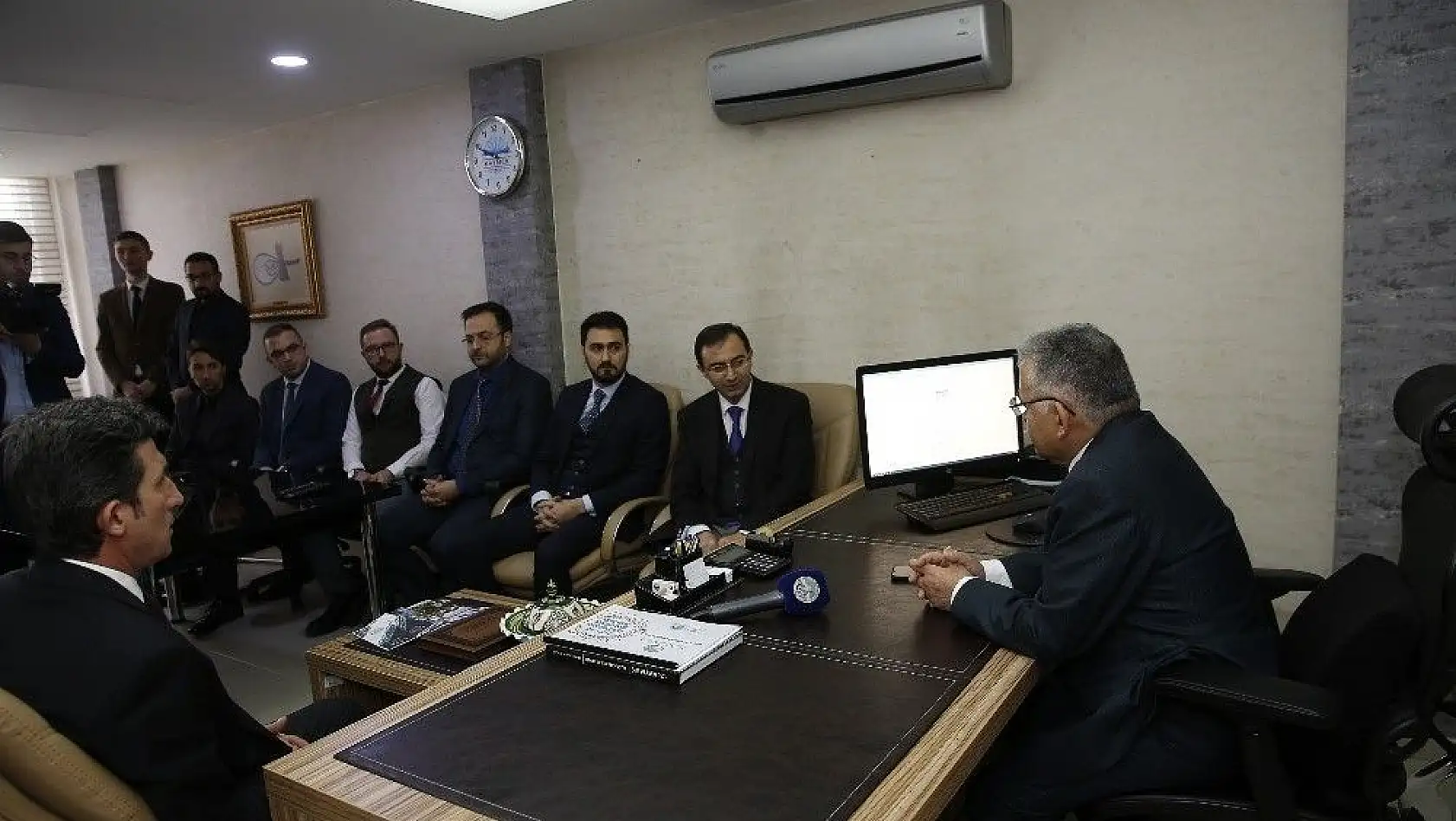 Başkan Büyükkılıç, belediye içindeki bazı birimleri ziyaret etti.
