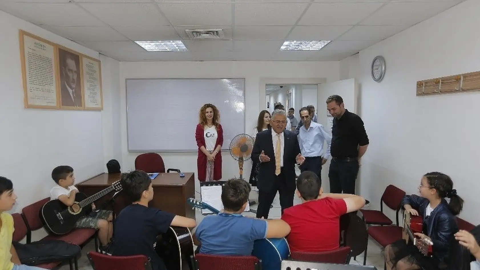 Başkan Büyükkılıç, Büyükşehir Belediyesi Konservatuvarı'nı ziyaret ederek öğrencilerle görüştü
