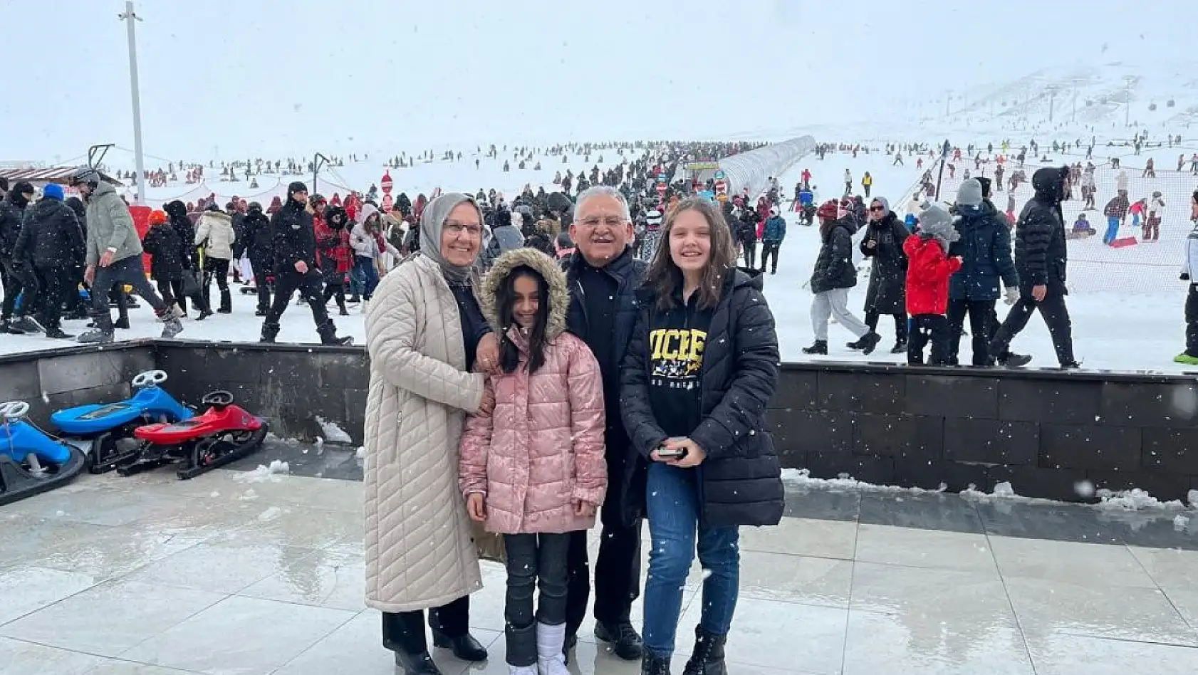 Başkan Büyükkılıç, Erciyes Kayak Merkezi'nde kayak severlerle buluştu